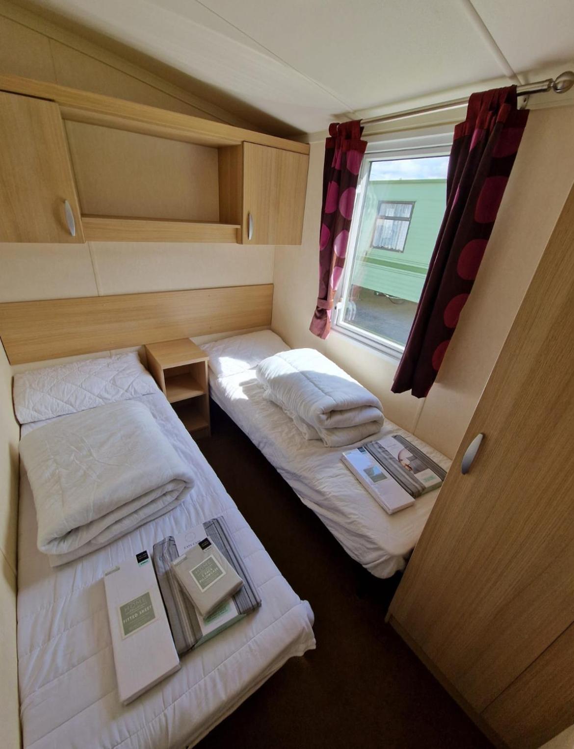 Cozy 2 Bedroom Static Caravan In Clarach Bay , Aberystwyth Exterior photo